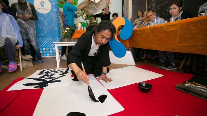 «Ростелеком» организовал мастер-класс с японским художником для учеников инклюзивного центра в Красноярске