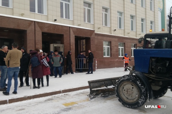 О том, что слушания перенесут, стало известно сегодня, но далеко не всем О том, что слушания перенесут, стало известно сегодня, но далеко не всем
