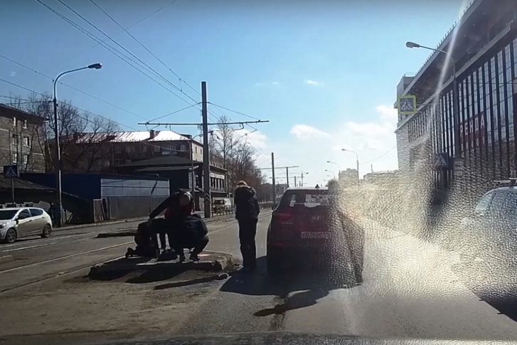 После аварии девушка сумела подняться с асфальта — водитель бросился ей на помощь После аварии девушка сумела подняться с асфальта — водитель бросился ей на помощь