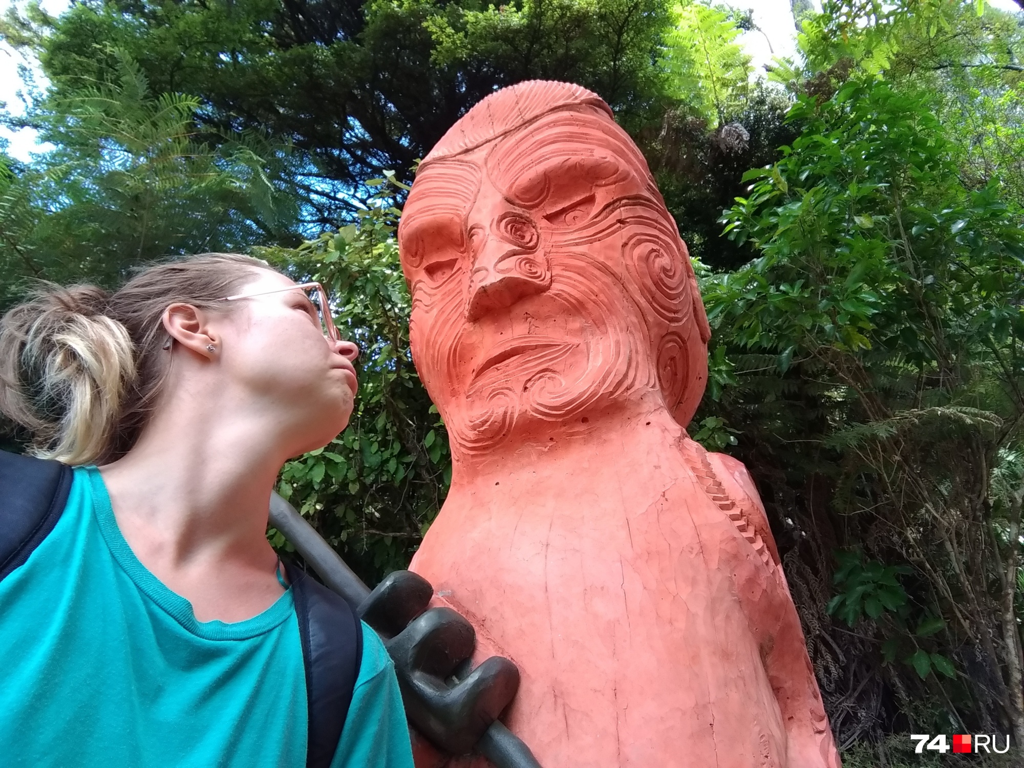 Наташа с фигурой маорийского воина, который борется за свои духовные ценности