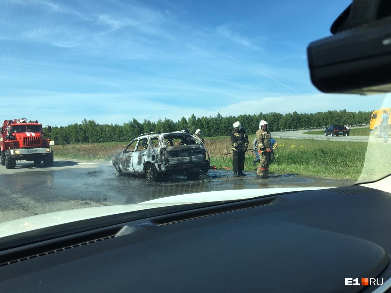 Пожарные оперативно прибыли на место, но спасти машину не удалось