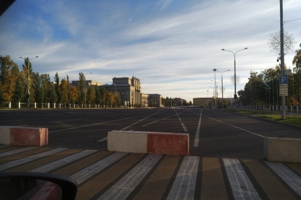 Путь со стороны улицы Вилоновской автомобилистам преграждают бетонные блоки Путь со стороны улицы Вилоновской автомобилистам преграждают бетонные блоки