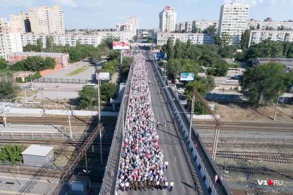 Растянувшееся от моста до Рокоссовского шествие сгруппировалось на путепроводе Растянувшееся от моста до Рокоссовского шествие сгруппировалось на путепроводе