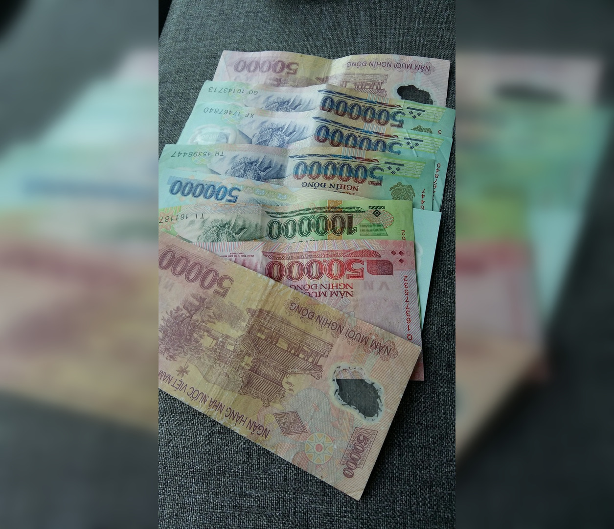 Это местные донги. Разменяв 100 долларов, вы сразу становитесь миллионером Это местные донги. Разменяв 100 долларов, вы сразу становитесь миллионером