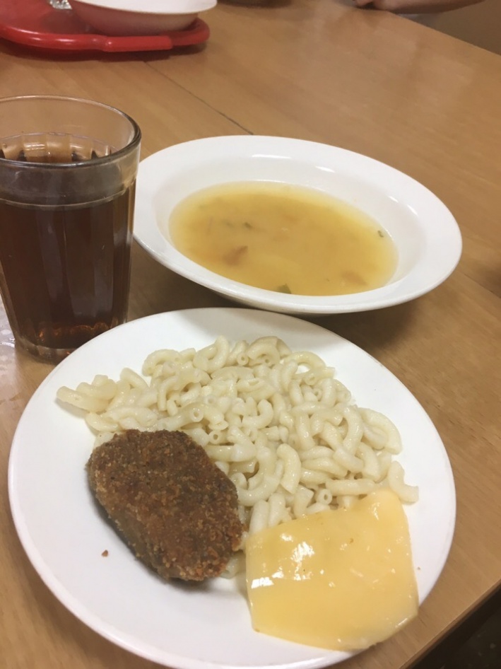 А тут — «королева» школьного стола: котлета с макарошками А тут — «королева» школьного стола: котлета с макарошками