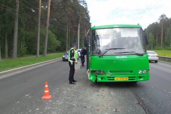 Автобус получил повреждения Автобус получил повреждения 