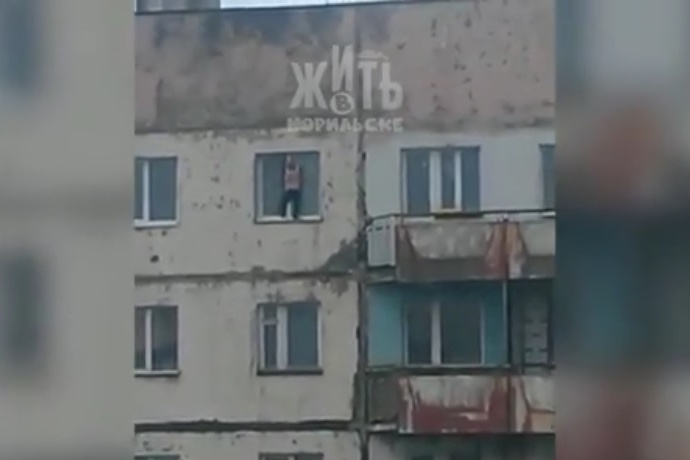 Мальчику, который вылез из окна, всего 6 лет Мальчику, который вылез из окна, всего 6 лет