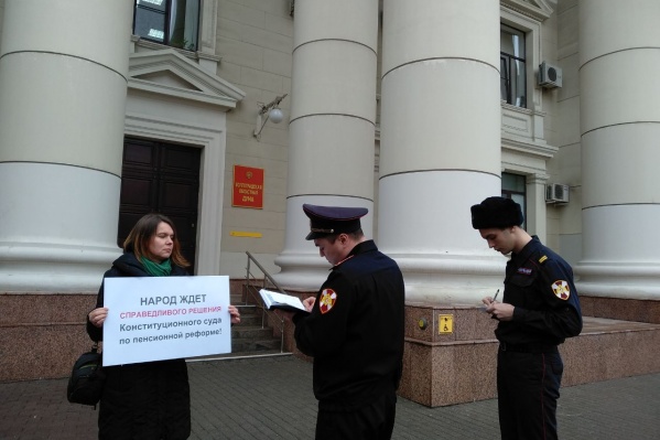 Протестанты и полицейские, как всегда, рядом Протестанты и полицейские, как всегда, рядом 
