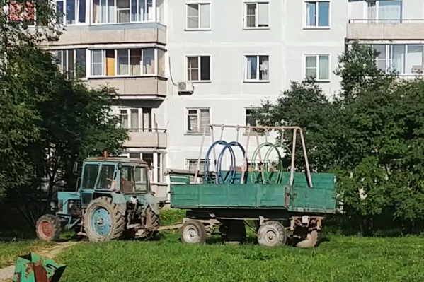 За судьбой детских качелей, которые спилил депутат из Новосибирской области, следят теперь миллионы жителей России За судьбой детских качелей, которые спилил депутат из Новосибирской области, следят теперь миллионы жителей России