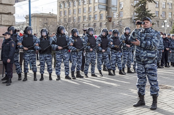 Оппозиционеры решили прогуляться по городу в день выборов Оппозиционеры решили прогуляться по городу в день выборов
