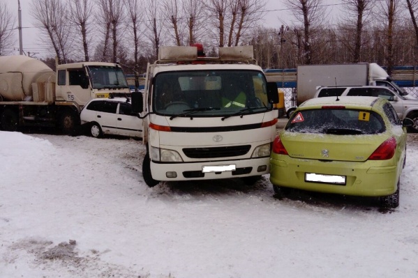 ДТП случилось на Бердском шоссе — бетономешалка не успела остановиться ДТП случилось на Бердском шоссе — бетономешалка не успела остановиться