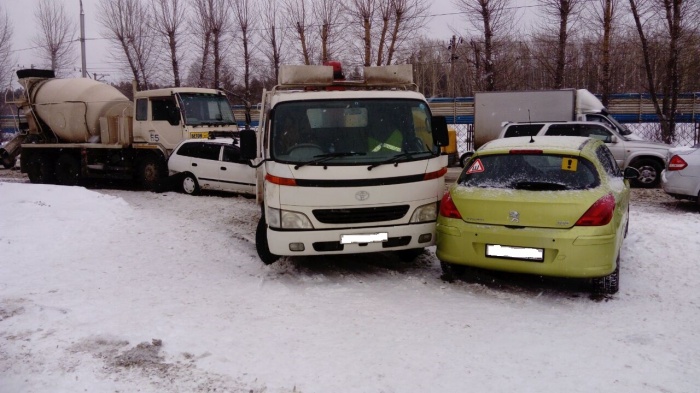 ДТП случилось на Бердском шоссе — бетономешалка не успела остановиться ДТП случилось на Бердском шоссе — бетономешалка не успела остановиться