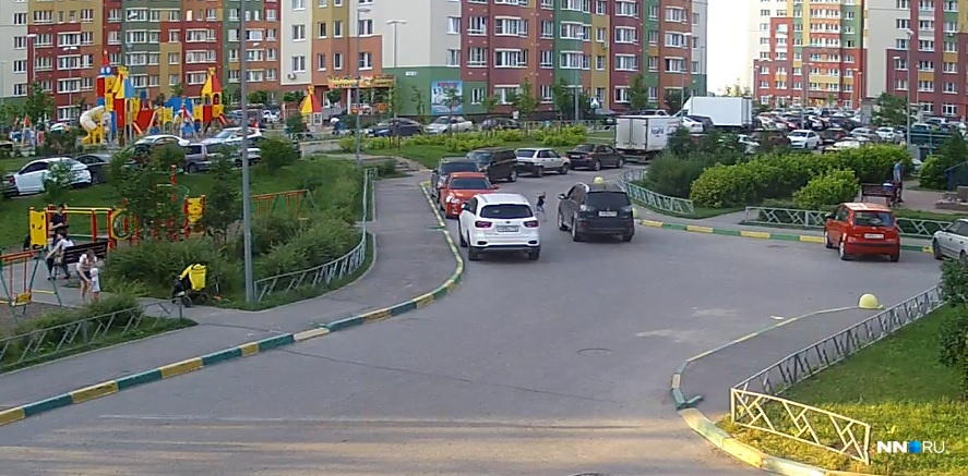 Водитель наехал на ребёнка рядом с детской площадкой в Приокском районе. Публикуем видео