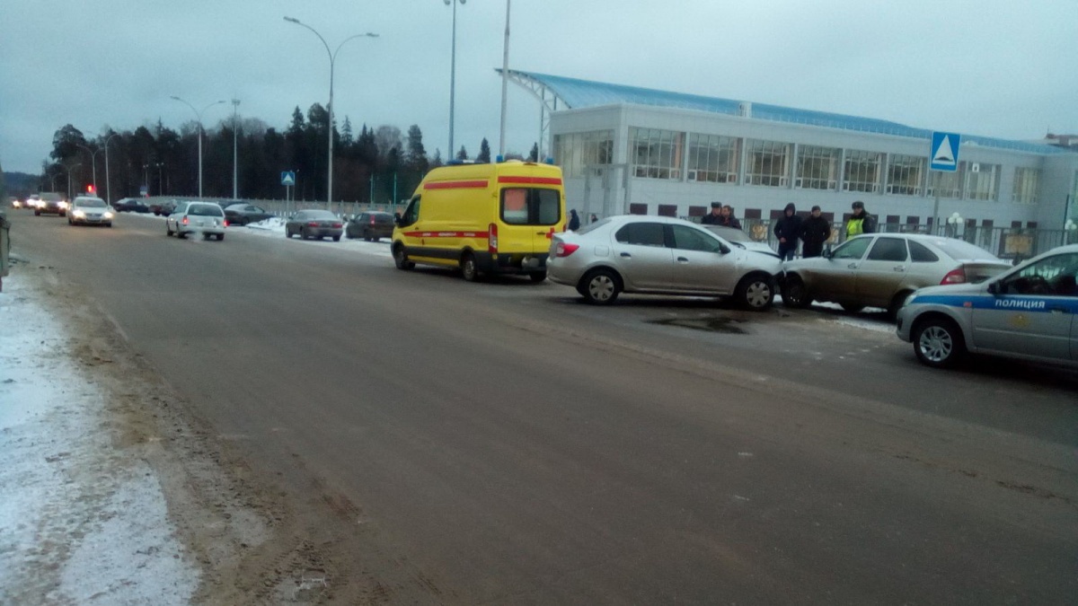 В Нижегородской области шофёр иномарки умер, протаранив авто на стоянке В Нижегородской области шофёр иномарки умер, протаранив авто на стоянке