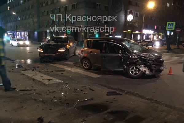 Авария «Тойоты» и «Мерседеса» Авария «Тойоты» и «Мерседеса»