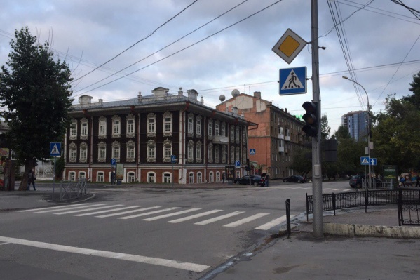 На перекрёстке не работают абсолютно все светофоры На перекрёстке не работают абсолютно все светофоры 