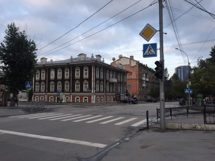 На перекрёстке не работают абсолютно все светофоры На перекрёстке не работают абсолютно все светофоры