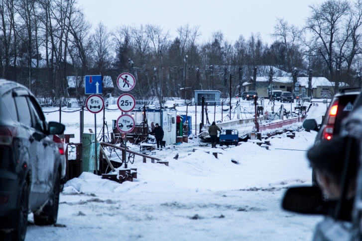 Некоторые переправы закрывают полностью, на других ограничивают грузоподъемность Некоторые переправы закрывают полностью, на других ограничивают грузоподъемность