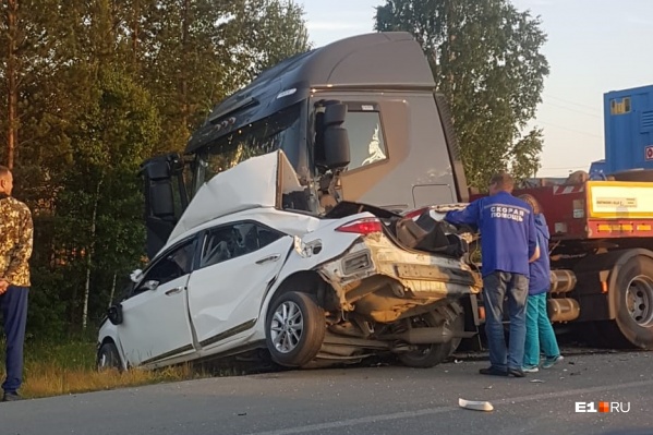 Водитель и пассажиры легковушки погибли ещё до приезда врачей Водитель и пассажиры легковушки погибли ещё до приезда врачей
