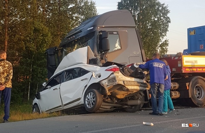 Водитель и пассажиры легковушки погибли ещё до приезда врачей Водитель и пассажиры легковушки погибли ещё до приезда врачей