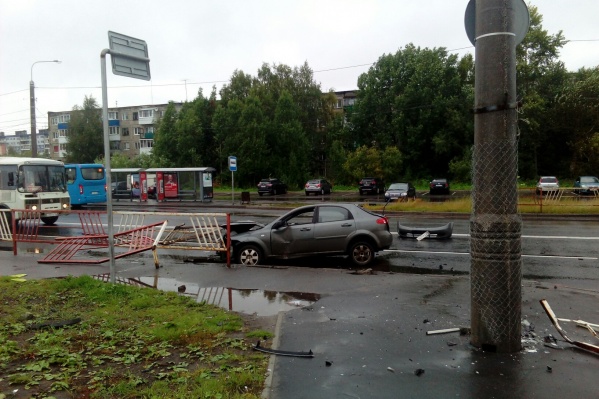 Водителя и пассажира выбросило на дорогу после удара<br> Водителя и пассажира выбросило на дорогу после удара<br>