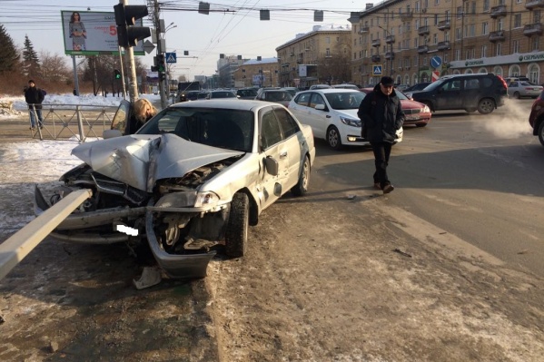 Авария случилась на перекрёстке улиц Кирова и Сакко и Ванцетти Авария случилась на перекрёстке улиц Кирова и Сакко и Ванцетти