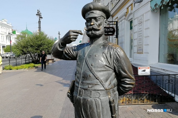 Теперь у статуи нет верхней части сабли Теперь у статуи нет верхней части сабли
