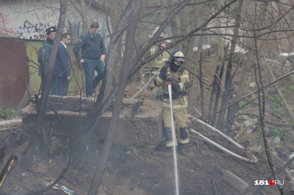 Пожарные не дали огню подняться из низины Пожарные не дали огню подняться из низины