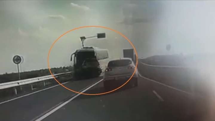 Машину пермяков на трассе в Волгоградской области вытолкала на встречку Toyota: видео и разбор ДТП