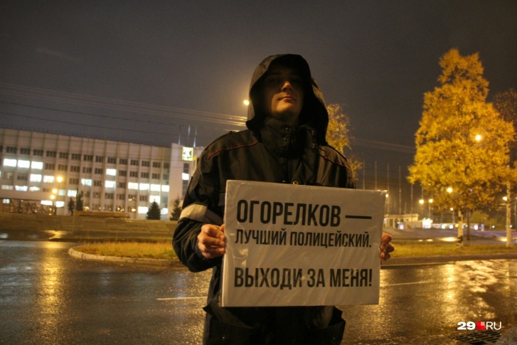 Еще днем с одиночными пикетами были замечены неравнодушные, которые вышли в поддержку юриста активистов Оксаны Владыки Еще днем с одиночными пикетами были замечены неравнодушные, которые вышли в поддержку юриста активистов Оксаны Владыки