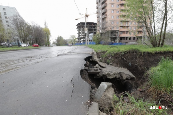 Огромная яма появилась на Комарова Огромная яма появилась на Комарова