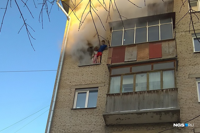 Прыгающих из окна детей ловили взрослые Прыгающих из окна детей ловили взрослые