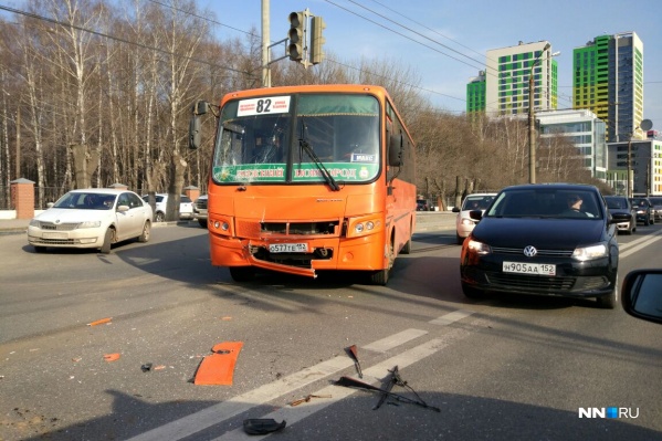 Две полосы на автомобиле