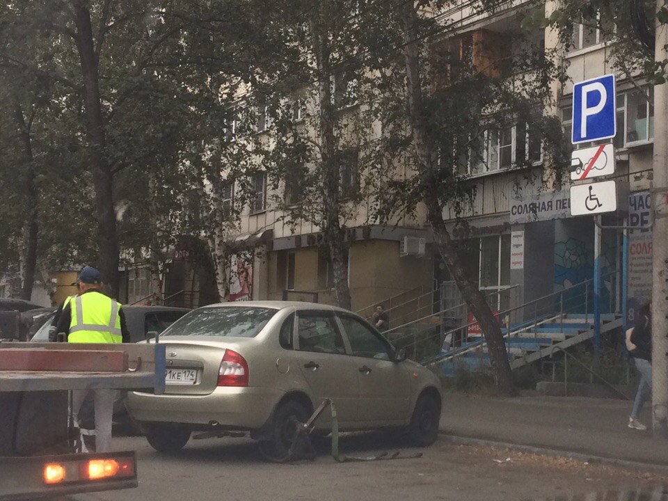 Kalina стоит сбоку от знака, но менее чем в 1,8 метра от него Kalina стоит сбоку от знака, но менее чем в 1,8 метра от него