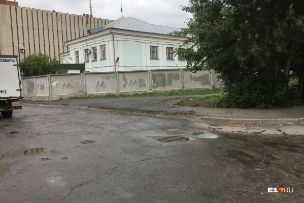 Это улица Плотников и то самое место, где просили обустроить пешеходный переход Это улица Плотников и то самое место, где просили обустроить пешеходный переход