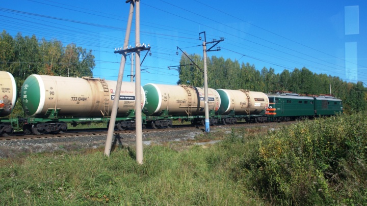На железнодорожной станции Екатеринбург-Сортировочный из цистерны грузового поезда вытек бензин