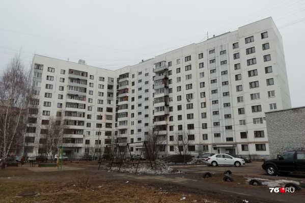 Машину из двора уже увезли Машину из двора уже увезли