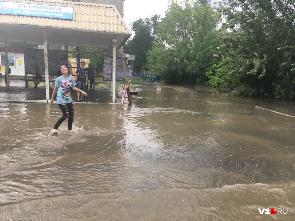 Второй воскресный потоп в Волгограде: улицы ставшие реками