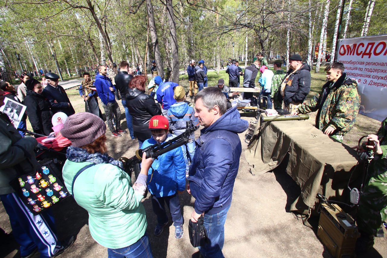 В Центральном парке можно сфотографироваться с оружием в руках. Фото Ольги Бурлаковой В Центральном парке можно сфотографироваться с оружием в руках. Фото Ольги Бурлаковой