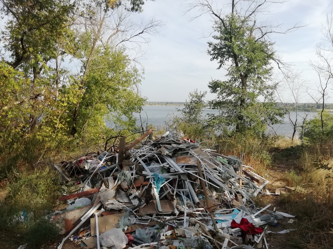 «Горы мусора и строительных отходов»: в Волгограде убивают парк на берегу Волги
