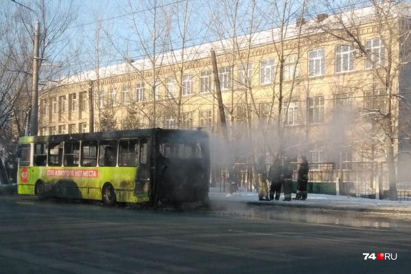 Пожар разгорелся, когда автобус отъезжал от остановки Пожар разгорелся, когда автобус отъезжал от остановки