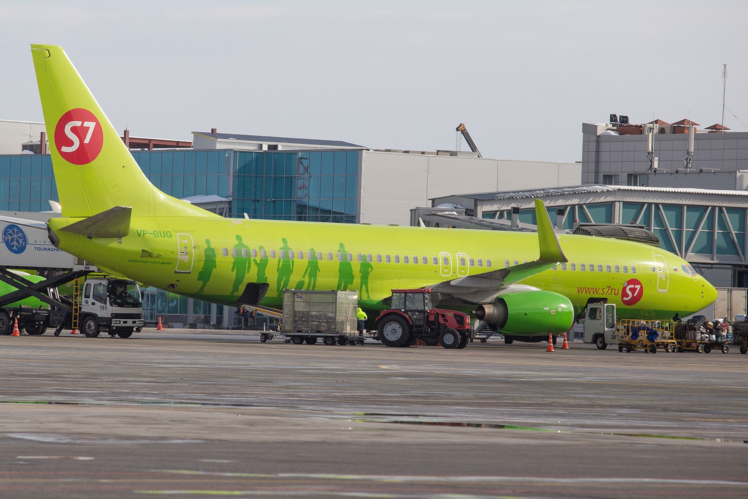 Самолет новосибирск сеул. Boeing 737-800 s7 из Москвы в Екатеринбург. S7 аэропорт Москва. Симферополь аэропорт s7 Airlines. Авиакомпания Сибирь самолет в Толмачево.