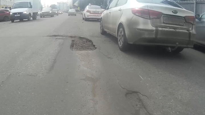 «Ждём весну с лёгким ужасом»: общественники нашли самую разбитую дорогу в центре Ярославля. Видео