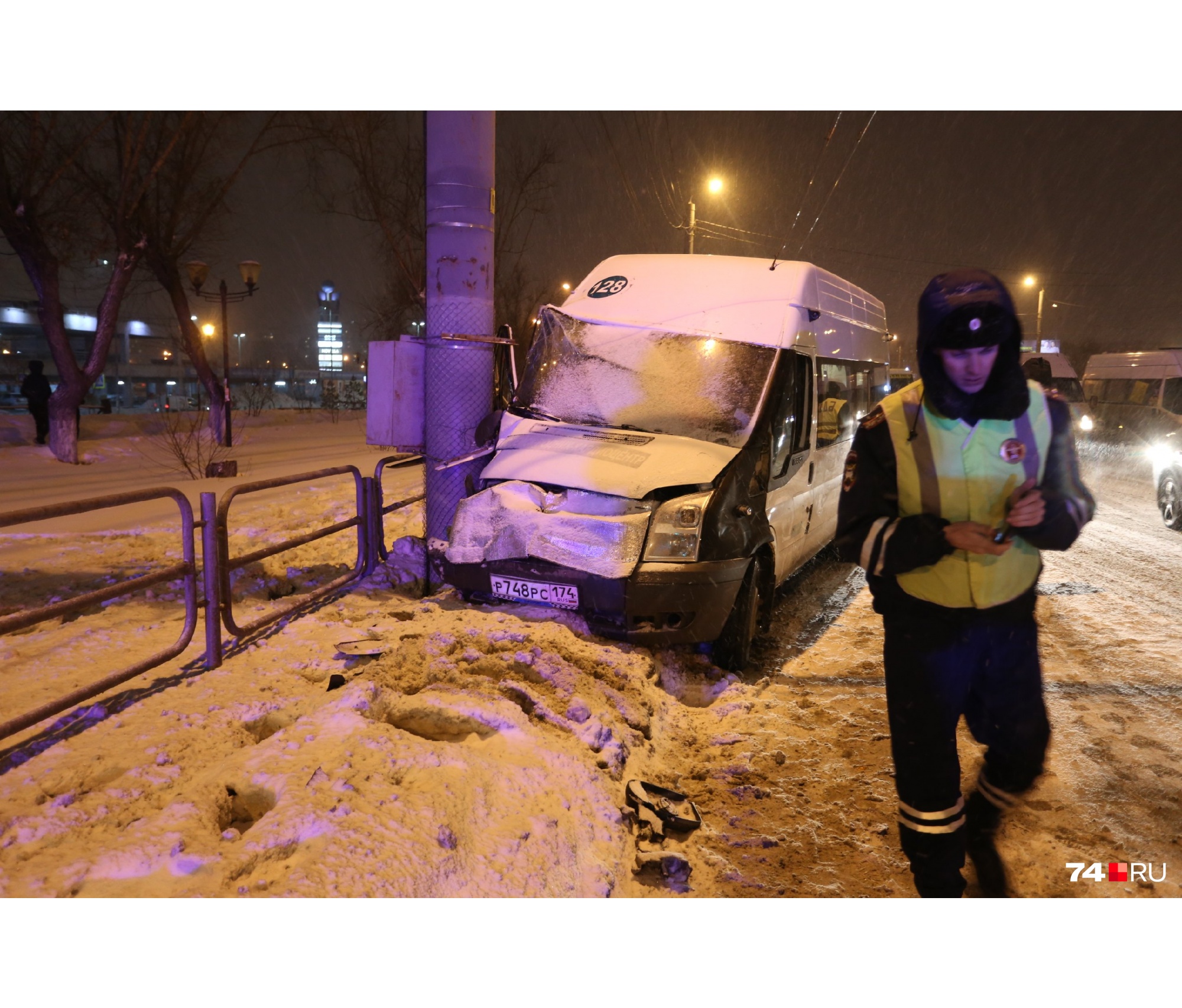 В горздраве Челябинска рассказали о состоянии пассажиров маршрутки, которая врезалась в столб
