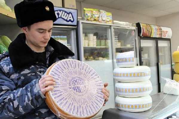 Более 300 килограммов санкционного сыра изъяли таможенники в пермских магазинах Более 300 килограммов санкционного сыра изъяли таможенники в пермских магазинах