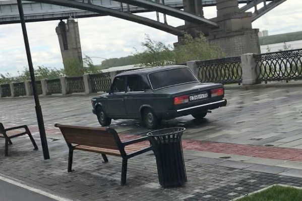 Тонированная «Лада» распугала прохожих на набережной Тонированная «Лада» распугала прохожих на набережной