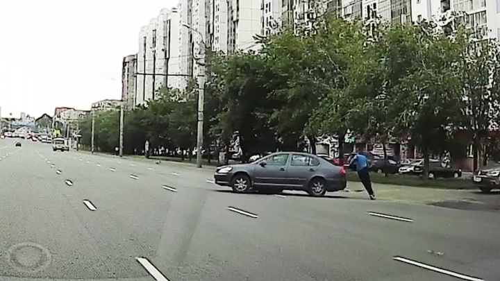 «Шёл вдоль края проезжей части»: на оживлённой дороге в Челябинске сбили пешехода