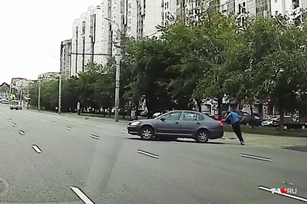 Водитель иномарки не заметил мужчину Водитель иномарки не заметил мужчину