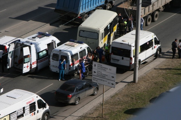 Двое пассажиров маршрутки покалечили ноги, водитель зажатой между КАМАЗом и маршруткой «Нивы» немного повредил руки Двое пассажиров маршрутки покалечили ноги, водитель зажатой между КАМАЗом и маршруткой «Нивы» немного повредил руки