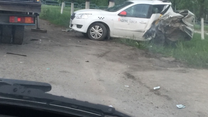 Машина всмятку: в выходные на Южном Урале произошло несколько аварий с такси